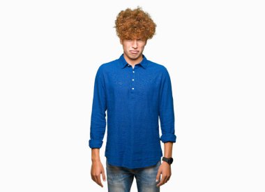 Kızgın ve korkmuş ağlıyor yakışıklı zarif genç afro saçlı depresif ve sıkıntı, endişe. Üzgün ifade.