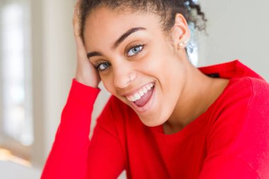 Güzel genç African Amerikan kadın gülümseyen neşeli, dost yüz güven gülüyor