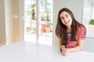 Güzel genç esmer kadın yüz gösteren büyük bir gülümseme ile kamera bakıyor neşeli gülümseyen