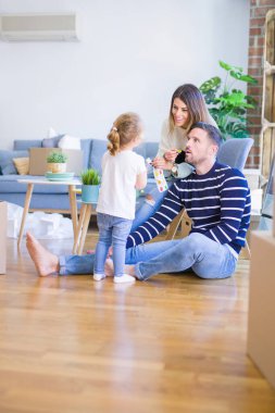 Karton kutuların etrafında duran genç ve güzel bir çift. 