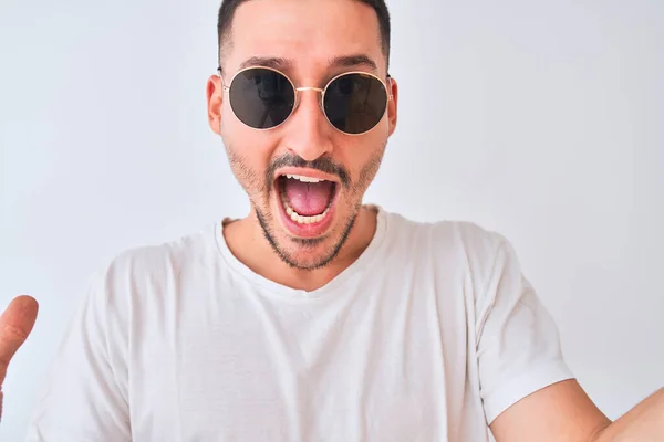 Jovem Homem Bonito Vestindo Óculos Sol Camiseta Casual Sobre Fundo — Fotografia de Stock