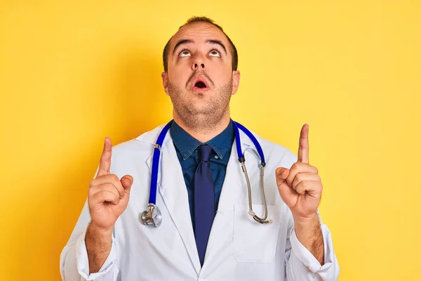 Paltolu Steteskoplu Genç Doktor Sarı Arka Planda Dikiliyor Şaşırmış Şaşırmış — Stok fotoğraf