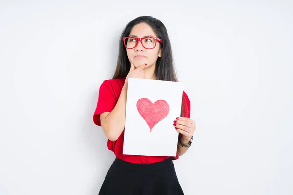 Jonge Brunette Vrouw Holding Card Met Rood Hart Geïsoleerde Achtergrond — Stockfoto