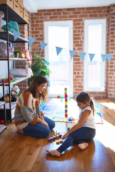 Schöne Lehrerin Und Kleinkind Spielen Kindergarten Mit Holzklötzen Herum — Stockfoto