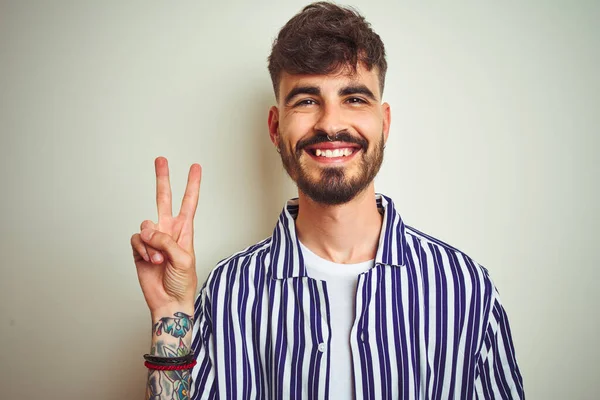 Mladý Muž Tetováním Pruhované Košili Stojící Nad Izolovaným Bílým Pozadím — Stock fotografie