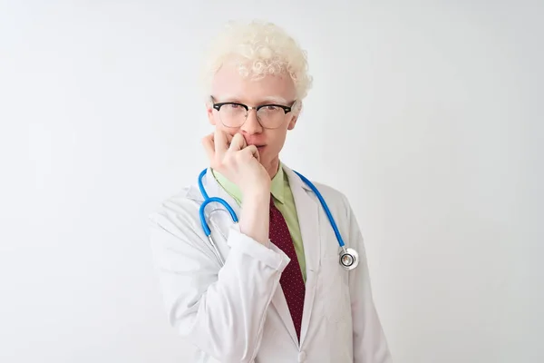 Junger Albino Arzt Mit Stethoskop Der Vor Isoliertem Weißem Hintergrund — Stockfoto