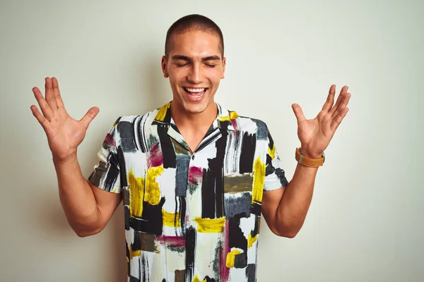 Mladý Pohledný Muž Letní Košili Přes Bílé Izolované Pozadí Slaví — Stock fotografie