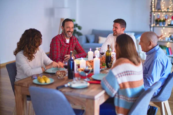 Bela Família Sorrindo Feliz Confiante Comer Peru Assado Comemorando Natal — Fotografia de Stock