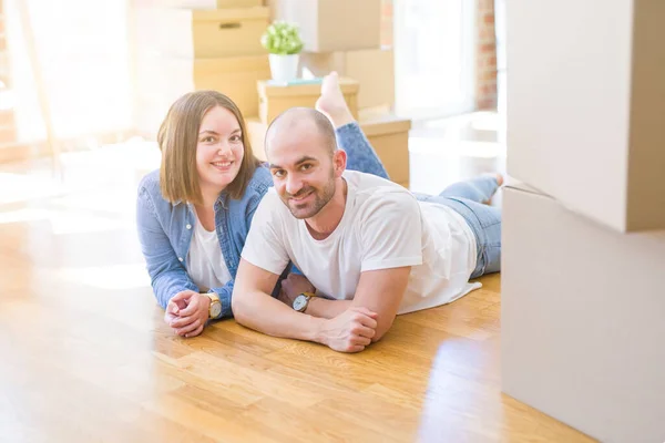 Junges Verliebtes Paar Liegt Auf Dem Boden Des Neuen Hauses — Stockfoto