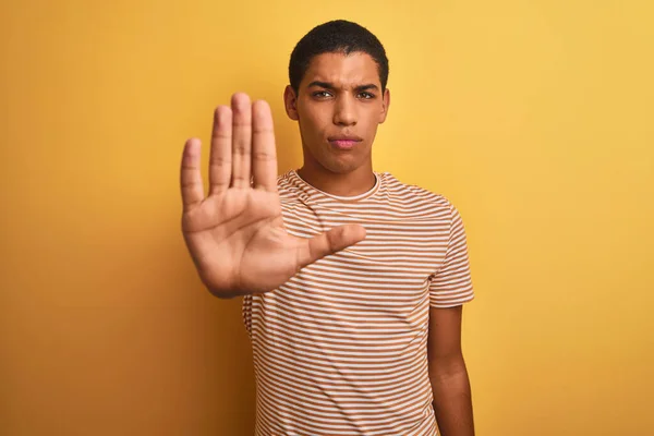 Jonge Knappe Arabier Man Draagt Gestreept Shirt Staan Geïsoleerde Gele — Stockfoto