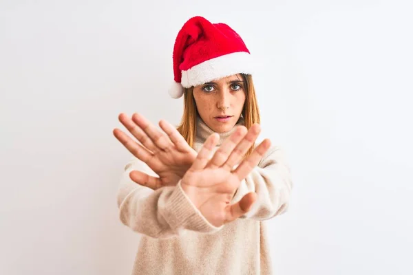 Mooie Roodharige Vrouw Met Kerst Hoed Geïsoleerde Achtergrond Afwijzing Uitdrukking — Stockfoto