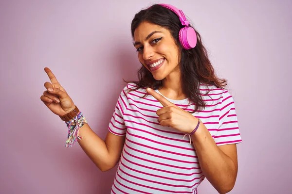 Joven Hermosa Mujer Escuchando Música Usando Auriculares Sobre Fondo Rosa —  Fotos de Stock