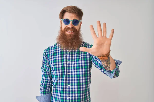 Joven Pelirrojo Irlandés Con Camisa Casual Gafas Sol Sobre Fondo —  Fotos de Stock