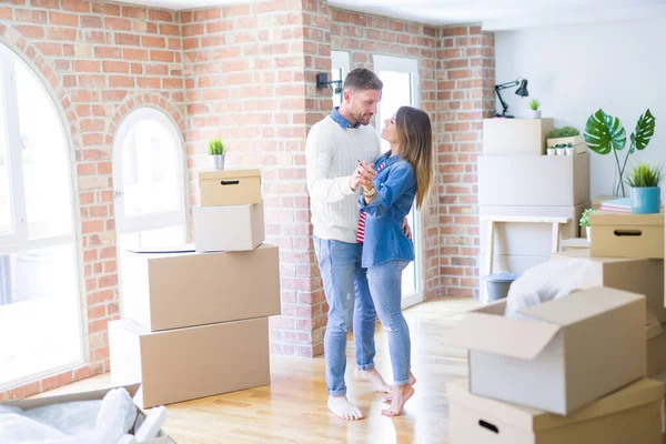 Unga Vackra Par Dansar Nya Hem Runt Pappkartonger — Stockfoto