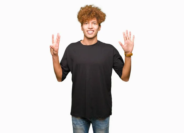 Homem Bonito Jovem Com Cabelo Afro Vestindo Shirt Preta Mostrando — Fotografia de Stock