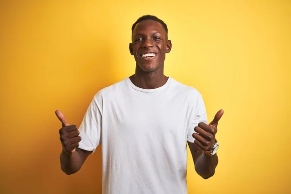 Ung Afrikansk Amerikansk Man Bär Vit Shirt Står Över Isolerade — Stockfoto