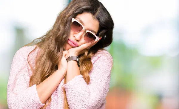 Mujer Hermosa Joven Con Gafas Sol Suéter Rosa Pensando Que — Foto de Stock