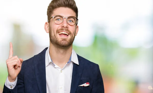 Joven Hombre Negocios Guapo Con Gafas Apuntando Con Dedo Hacia — Foto de Stock