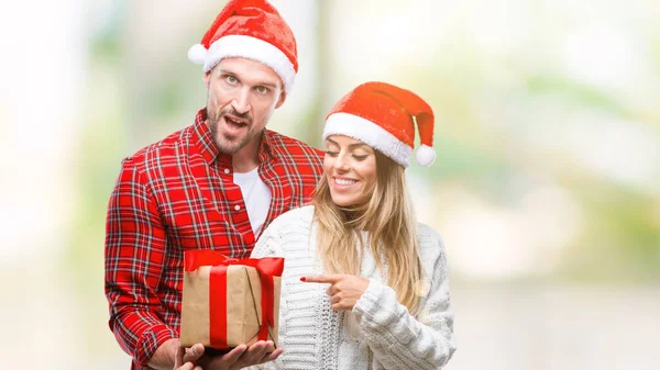 Giovane Coppia Innamorata Indossando Cappello Natale Tenendo Presente Sfondo Isolato — Foto Stock