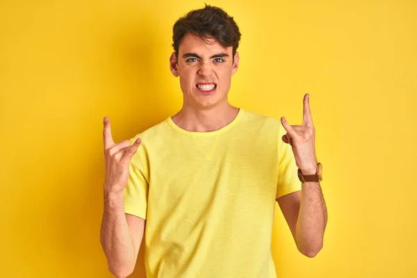 Teenager Chlapec Žlutém Tričku Přes Izolované Pozadí Křičí Bláznivým Výrazem — Stock fotografie