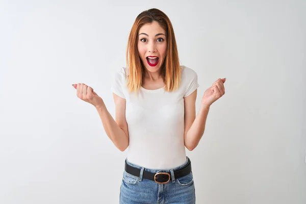 Mujer Pelirroja Hermosa Con Camiseta Casual Pie Sobre Fondo Blanco — Foto de Stock