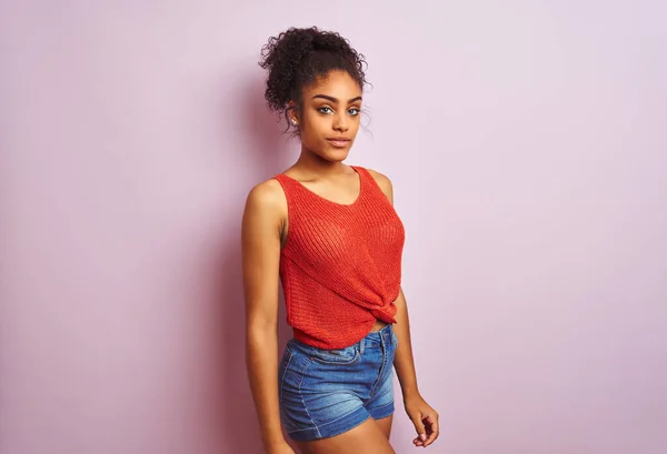 Joven Hermosa Mujer Afroamericana Pie Vistiendo Casual Naranja Camiseta — Foto de Stock