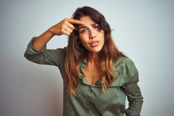 Giovane Bella Donna Che Indossa Camicia Verde Piedi Sopra Sfondo — Foto Stock