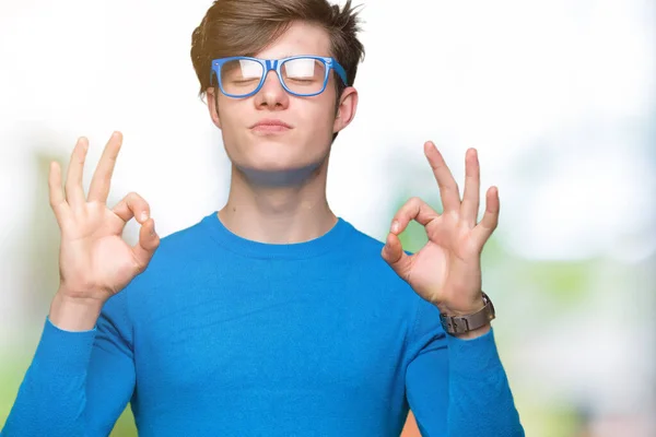 Joven Hombre Guapo Con Gafas Azules Sobre Fondo Aislado Relajarse —  Fotos de Stock