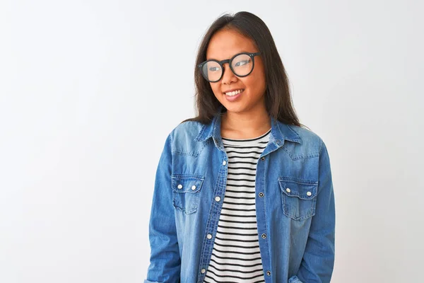 Ung Kinesisk Kvinna Bär Denim Skjorta Och Glasögon Över Isolerade — Stockfoto