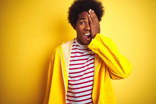 Africký Američan Afro Vlasy Sobě Pláštěnku Stojí Nad Izolovaným Žlutým — Stock fotografie