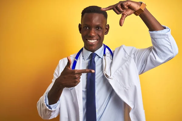 Homem Médico Afro Americano Vestindo Estetoscópio Sobre Fundo Amarelo Isolado — Fotografia de Stock