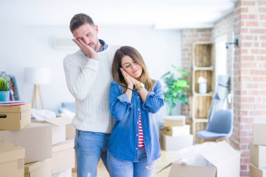 Genç ve güzel bir çift, yeni evlerinde karton kutuların etrafında dikilip uyuyorlar. Yorgun düşler kuruyorlar ve elleriyle poz veriyorlar, gözleri kapalı gülümsüyorlar..