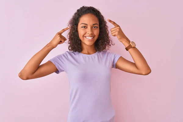 Young Brazilian Woman Wearing Shirt Standing Isolated Pink Background Smiling — Stock Fotó