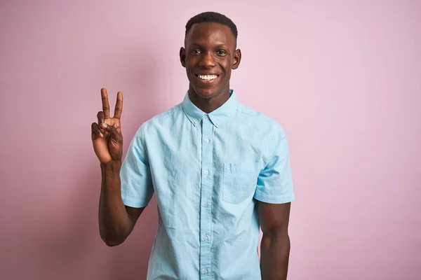 Hombre Afroamericano Con Camisa Casual Azul Pie Sobre Fondo Rosa —  Fotos de Stock