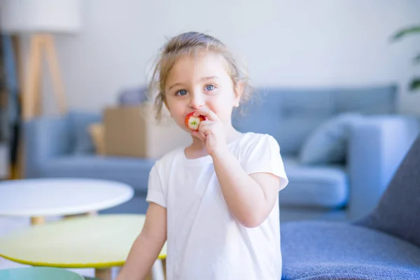 Menina Criança Bonita Comendo Morango — Fotografia de Stock