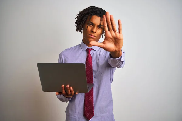 Afro Amerikaanse Zakenman Met Dreadlocks Met Behulp Van Laptop Geïsoleerde — Stockfoto