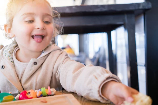 Schöne Kleinkind Kind Mädchen Sitzt Auf Baby Hochstuhl Spielen Mit — Stockfoto