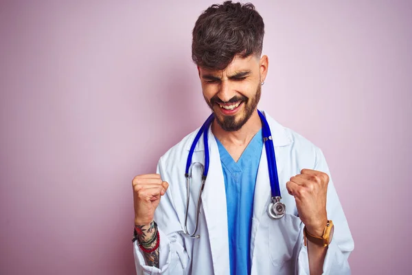 Young Doctor Man Tattoo Wearing Stethocope Standing Isolated Pink Background — Stock Photo, Image