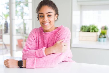 Güzel genç African Amerikalı kadın gülümseyen dostu ile Cro