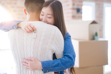 Genç Asya çift tutan Keys bu yeni ev, gülümseyen mutlu ve heyecanlı Moving için bir yeni daire