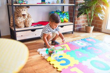 Güzel çocuk anaokulunda dijital tahta kullanarak sevimli bir resim çiziyor.