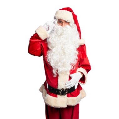 Orta yaşlı yakışıklı adam, Noel Baba kostümü ve sakal takmış, gülümseyen, tek parmağıyla kafasını gösteren, harika bir fikir ya da düşünce, iyi bir hafıza.