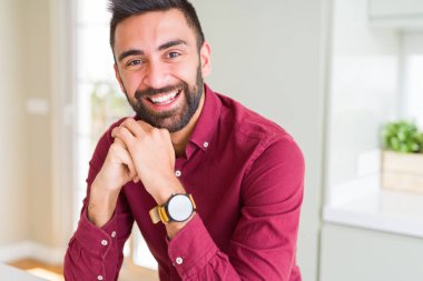 Yakışıklı adam, büyük bir gülümseme ile yüz gösteren neşeli gülümseyen