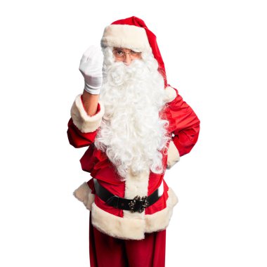 Orta yaşlı yakışıklı adam Noel Baba kostümü ve sakal takmış İtalyan jestleri yapıyor.