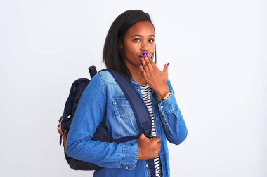 Genç Afro-Amerikan öğrenci kadın sırt çantası takıyor arka planda kapalı bir ağız hata yüzünden utançla şok olmuş, korku ifadesi, sessizlikten korkmak, gizli konsept