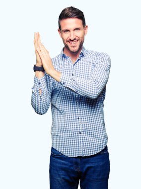 Mavi gözleri ile yakışıklı iş adamı alkışlamak ve mutlu ve neşeli, gülümseyen gururlu eller alkışladı