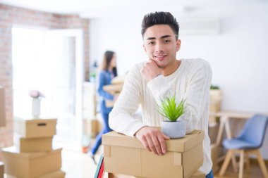 Güzel genç Asyalı Çift mutlu görünümlü, yeni bir eve hareket heyecanlı gülümseyen yakışıklı adam