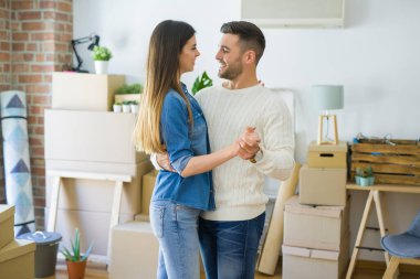 Güzel genç çift yeni bir eve hareket, aşk cel dans