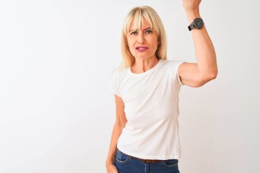 Orta yaşlı bir kadın, izole edilmiş beyaz arka plan üzerinde dikilmiş kızgın ve kızgın sinirli bir şekilde yumruklarını kaldırırken öfkeyle bağırıyor. Öfke ve agresif kavram.