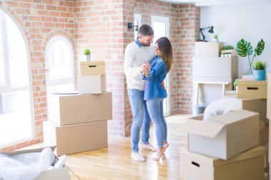 Karton kutular etrafında yeni evde dans genç güzel çift